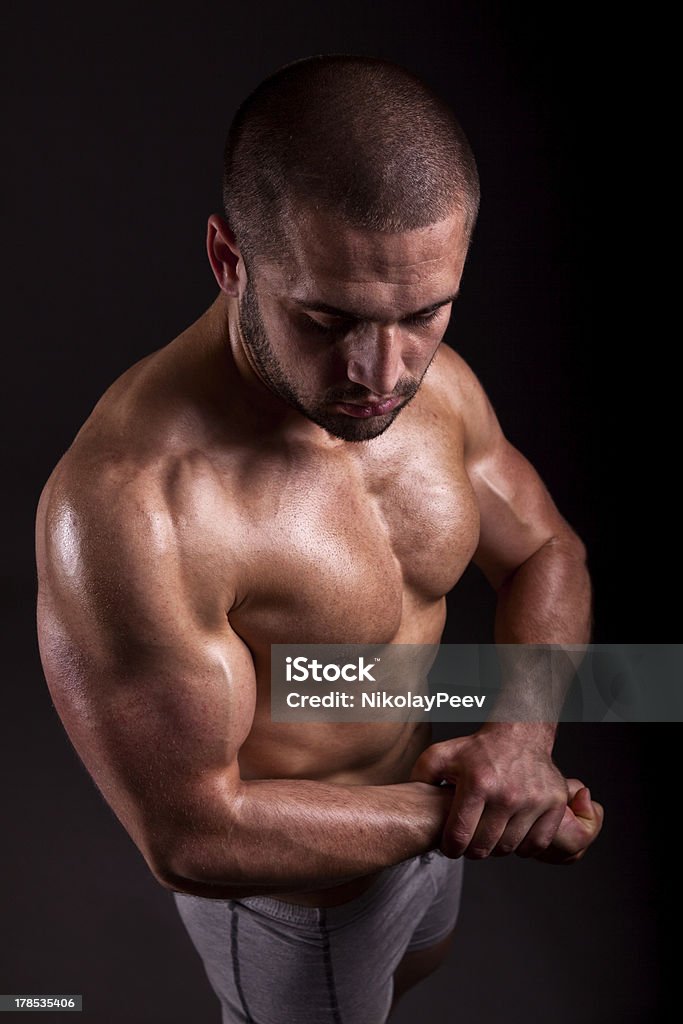 근육질의 남자 표시중 근육 흰색 바탕에 검정색 바탕 - 로열티 프리 건강한 생활방식 스톡 사진