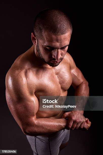 근육질의 남자 표시중 근육 흰색 바탕에 검정색 바탕 건강한 생활방식에 대한 스톡 사진 및 기타 이미지 - 건강한 생활방식, 검정색 배경, 결심