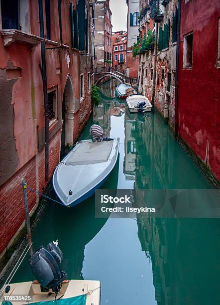 Piccolo Canale A Venezia Italia - Fotografie stock e altre immagini di Ambientazione esterna - Ambientazione esterna, Architettura, Canale