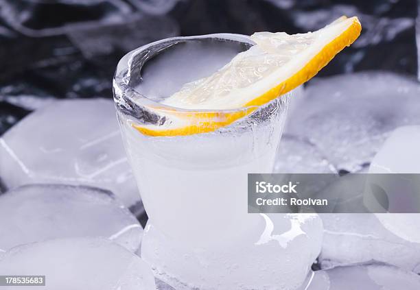 Russian Vodka - Fotografias de stock e mais imagens de Amarelo - Amarelo, Bebida, Bebida Alcoólica