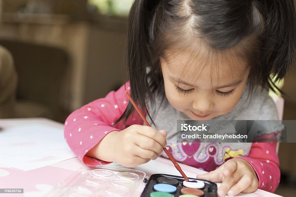 Pequena menina asiática aprender a pintar - Foto de stock de 2-3 Anos royalty-free