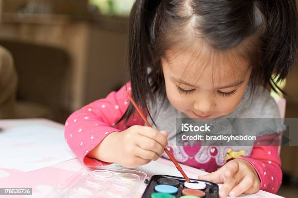 Foto de Pequena Menina Asiática Aprender A Pintar e mais fotos de stock de 2-3 Anos - 2-3 Anos, Agarrar, Alegria