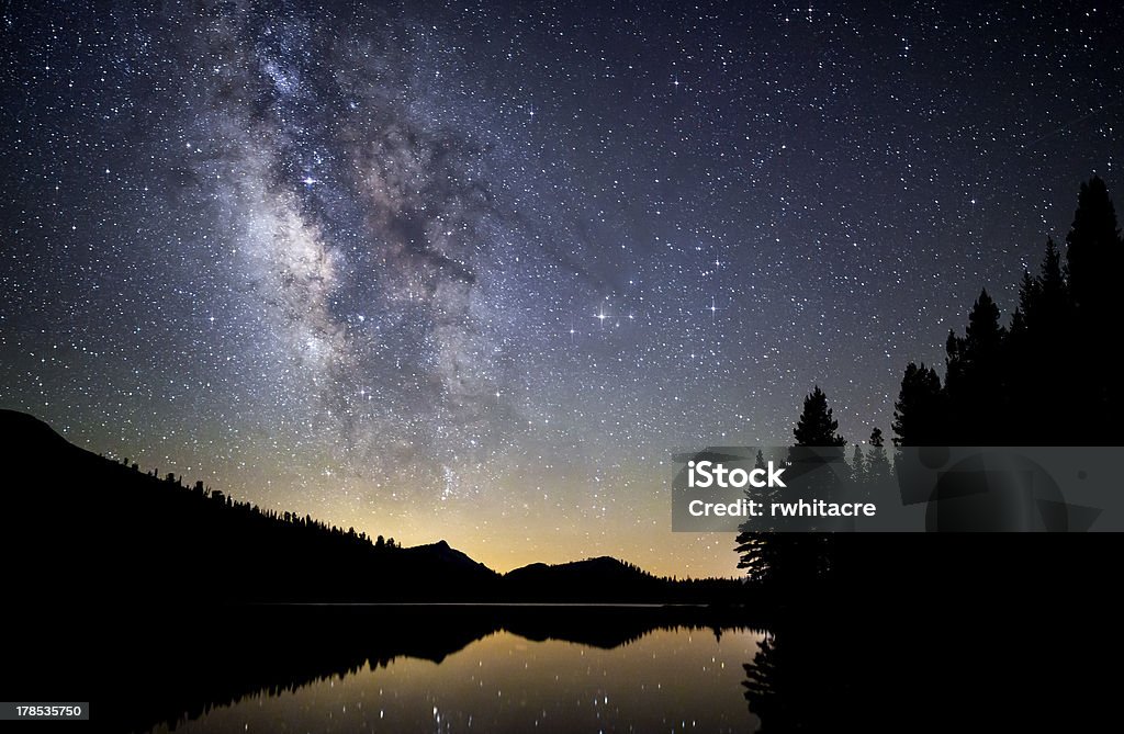 La vía láctea sobre el lago Tenaya - Foto de stock de Parque Nacional de Yosemite libre de derechos