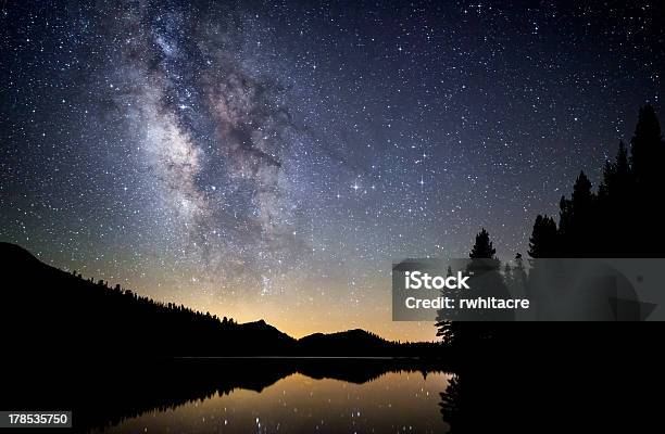 La Vía Láctea Sobre El Lago Tenaya Foto de stock y más banco de imágenes de Parque Nacional de Yosemite - Parque Nacional de Yosemite, La Vía Láctea, Estrella