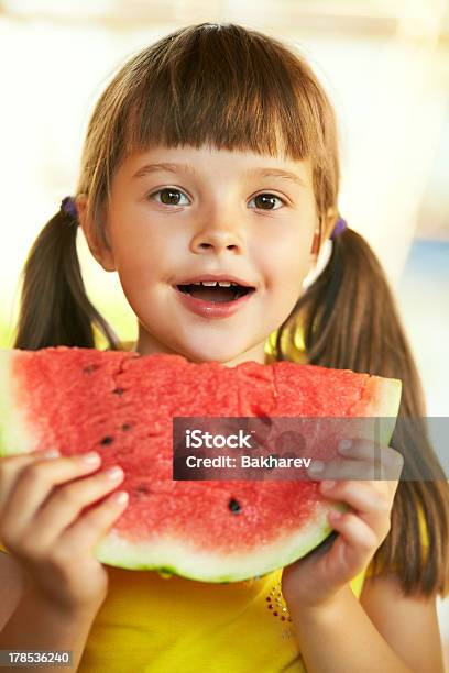 Mädchen Mit Wassermelone Stockfoto und mehr Bilder von Braune Augen - Braune Augen, Braunes Haar, Ein Mädchen allein