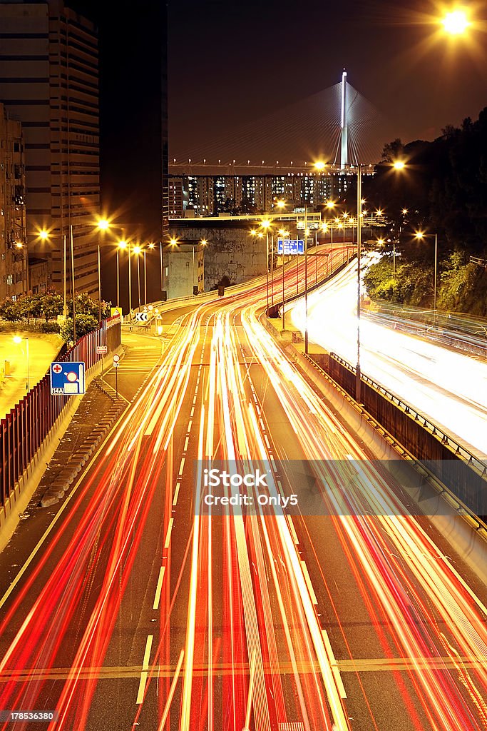 Tráfico por el centro de la ciudad por la noche - Foto de stock de Abstracto libre de derechos