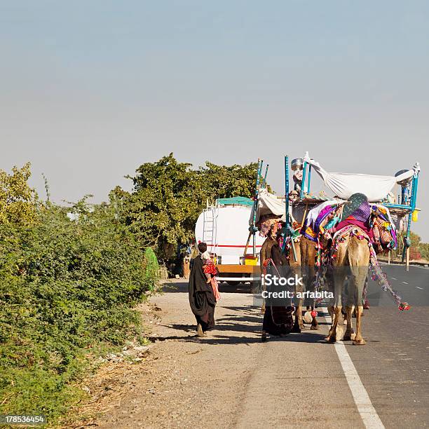Wielbłąd Pociąg Na Ahmedabad Road - zdjęcia stockowe i więcej obrazów Asfalt - Asfalt, Droga dwupasmowa, Droga publiczna