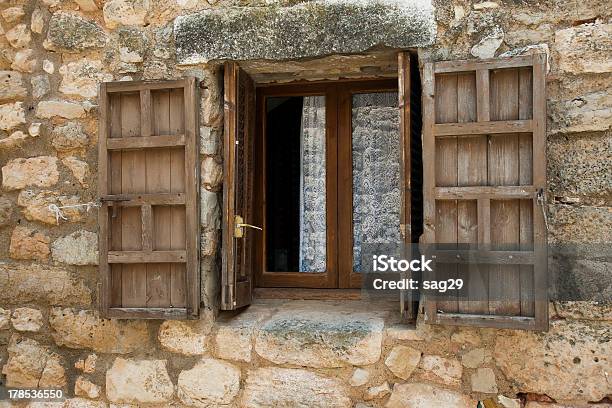 Finestra In Legno - Fotografie stock e altre immagini di Antico - Condizione - Antico - Condizione, Catalogna, Chalet