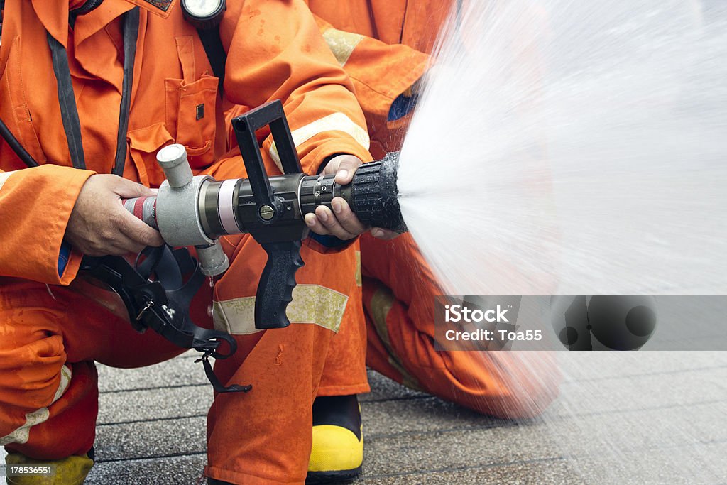 Pompiers éclaboussure de l'eau - Photo de Accident bénin libre de droits