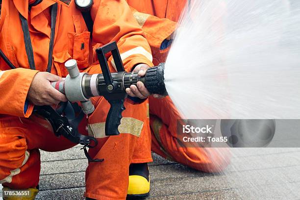 Firefighters Spray De Água - Fotografias de stock e mais imagens de Acidente - Conceito - Acidente - Conceito, Acidentes e Desastres, Agressão