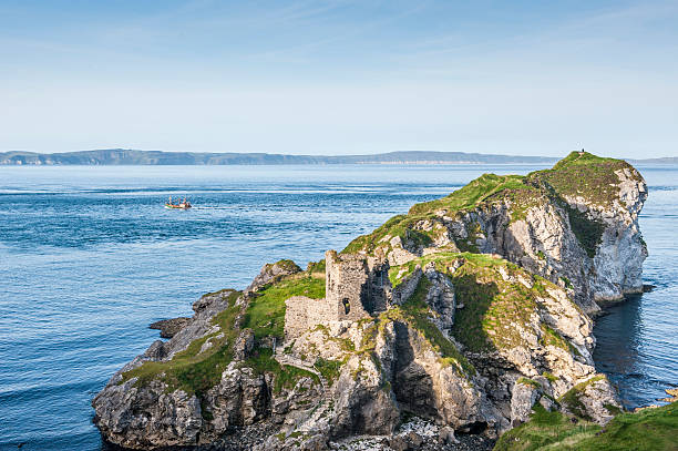 Kinbane zamek z widokiem na Morze Irlandzkie – zdjęcie
