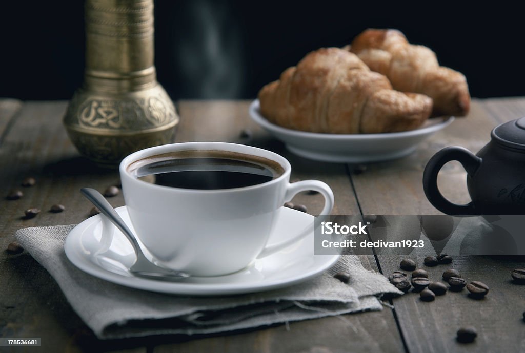 Śniadanie z kawą. - Zbiór zdjęć royalty-free (Bez ludzi)