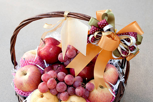 vacanza cesto di frutta - gift apple ribbon fruit foto e immagini stock