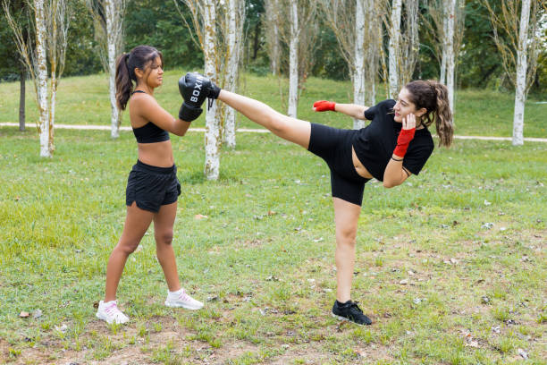 bokserki trenujące boks, sparingi i kopanie na świeżym powietrzu - punching young adult boxer boxing zdjęcia i obrazy z banku zdjęć