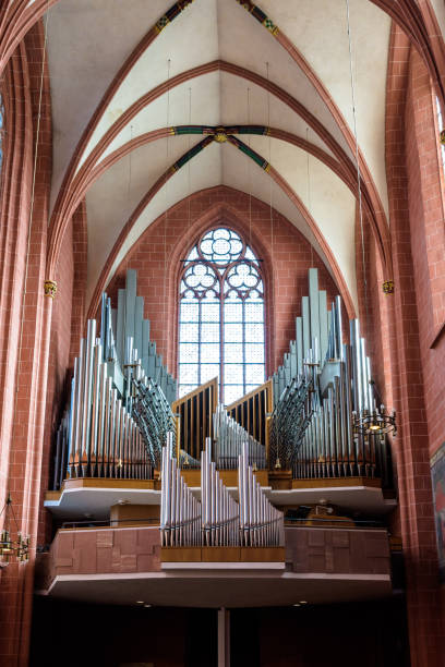 órgano principal de la catedral de frankfurt, alemania. - iluminación de techo abovedado fotografías e imágenes de stock