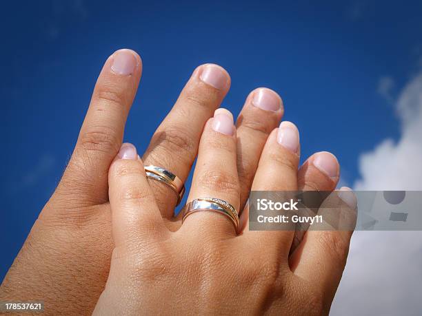 Alianças De Casamento - Fotografias de stock e mais imagens de Amor - Amor, Anel - Joia, Anel de Casamento