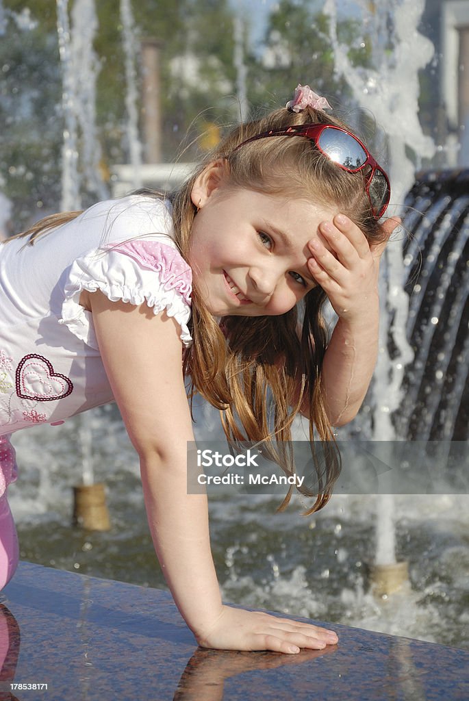 Little girl lavados en la fuente - Foto de stock de Aire libre libre de derechos