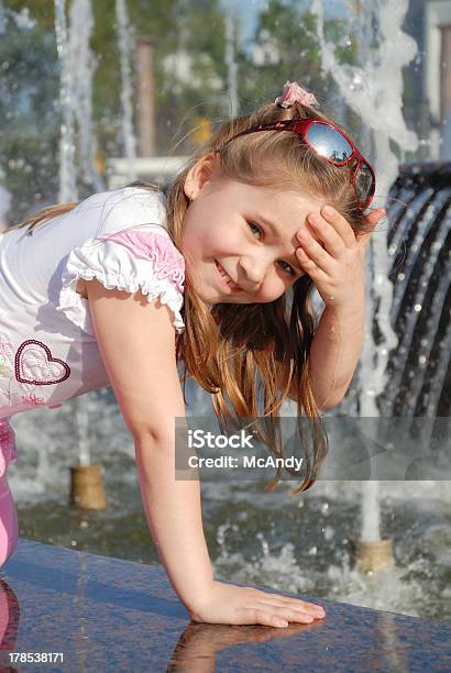 Little Girl Lavados En La Fuente Foto de stock y más banco de imágenes de Aire libre - Aire libre, Belleza, Calor
