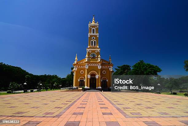 Giallo Chiesa Cristiana A Ayutthaya In Tailandia - Fotografie stock e altre immagini di Adulazione - Adulazione, Albero, Ambientazione esterna