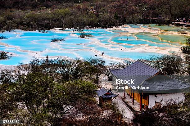 Huanglong Yellow Dragon Valley China Stockfoto und mehr Bilder von Huanglong - Huanglong, Sinterterrasse, Alkalisch