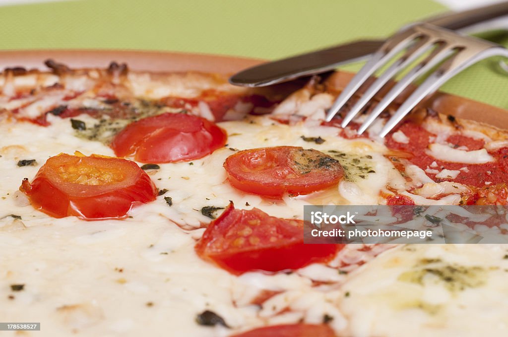 Nahaufnahme einer pizza mit Tomaten und Käse - Lizenzfrei Fotografie Stock-Foto