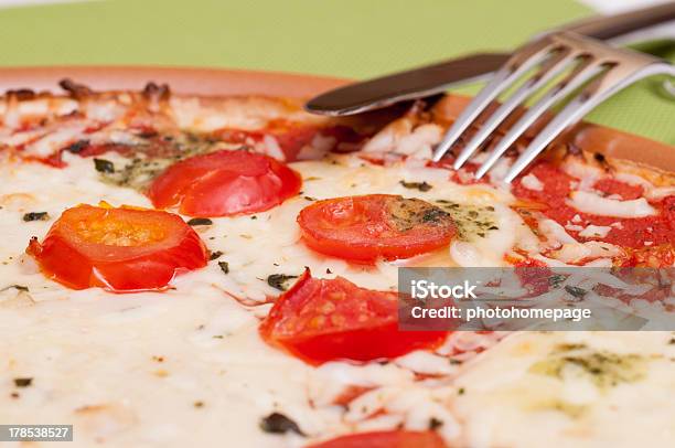 Nahaufnahme Einer Pizza Mit Tomaten Und Käse Stockfoto und mehr Bilder von Fotografie - Fotografie, Gabel, Gebacken