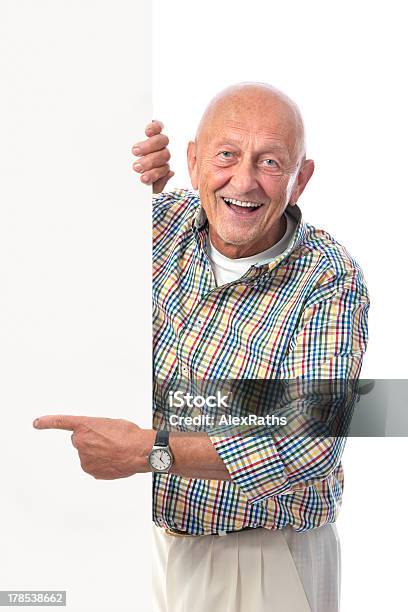 Homem Idoso Com Um Quadro Em Branco - Fotografias de stock e mais imagens de Apontar - Sinal Manual - Apontar - Sinal Manual, Homens Idosos, 70 anos