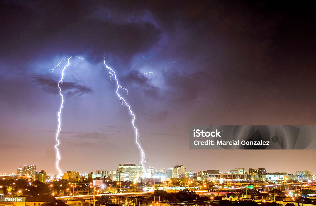 Superbe puissant éclair sur le centre-ville de Miami - Photo de Centre-ville libre de droits