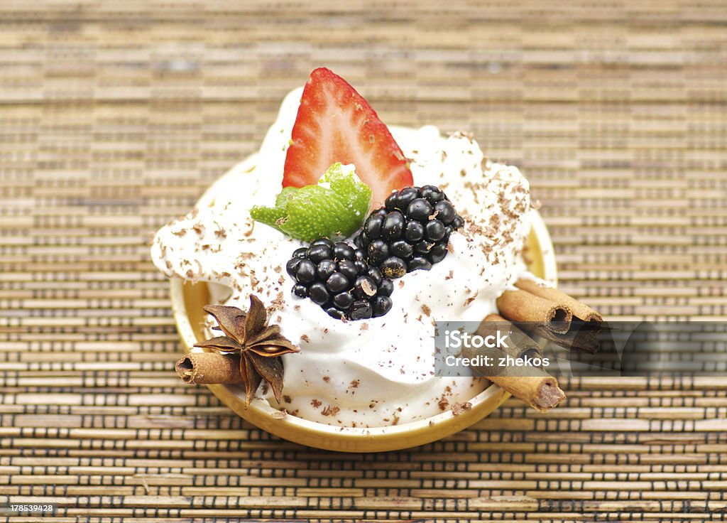 Wyśmienity deser z truskawek - Zbiór zdjęć royalty-free (Anyż)