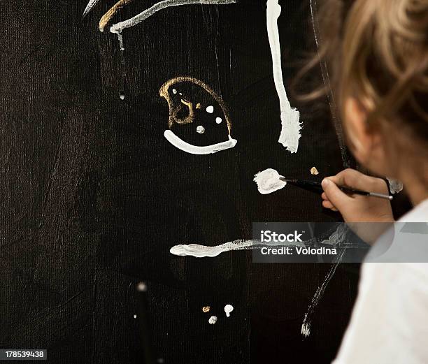 Ragazza Dipinge Una Foto - Fotografie stock e altre immagini di Ambientazione esterna - Ambientazione esterna, Arte, Arte, Cultura e Spettacolo