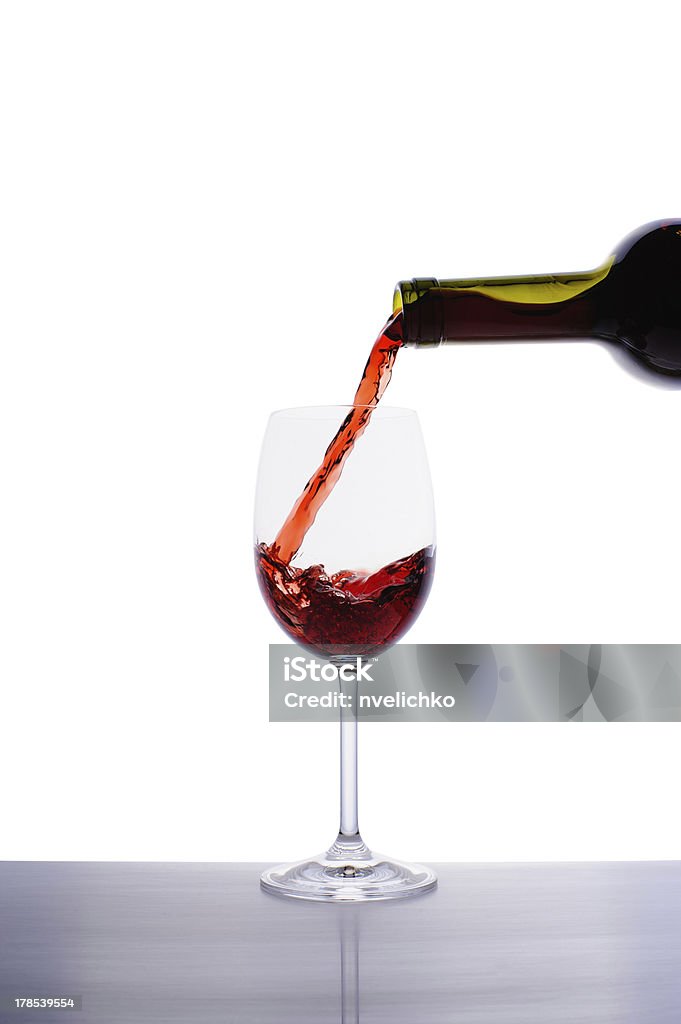 Servindo vinho tinto em taças de vinho - Foto de stock de Alcoolismo royalty-free