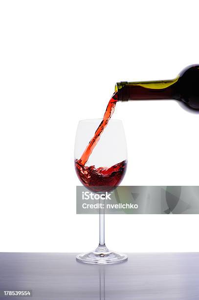 Foto de Servindo Vinho Tinto Em Taças De Vinho e mais fotos de stock de Alcoolismo - Alcoolismo, Bar, Bebida