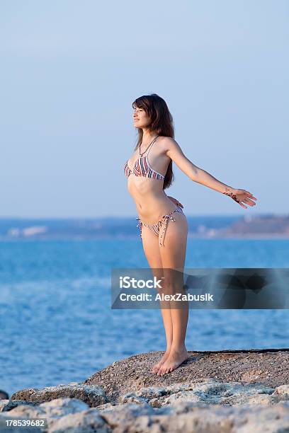 Attraktive Junge Frau Am Meer Stockfoto und mehr Bilder von 20-24 Jahre - 20-24 Jahre, Abenddämmerung, Aktivität