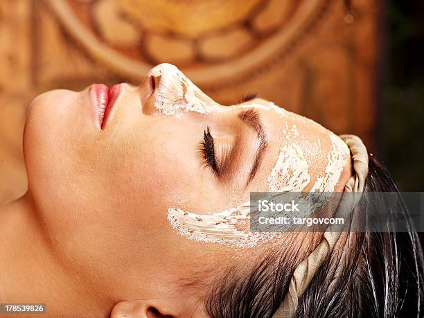 Mulher Tendo Máscara No Spa Aiurveda - Fotografias de stock e mais imagens de Adulto - Adulto, Aiurveda, Asiático e indiano