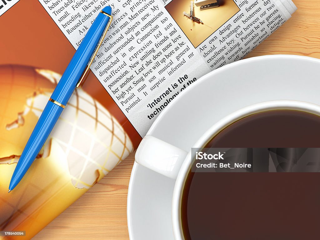 Tasse à café, le journal et un stylo sur une table - Photo de Article libre de droits
