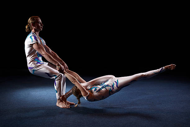 circus artistes réaliser des tricks. - acrobatic activity photos et images de collection