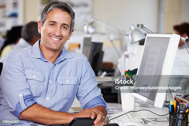 Mann Arbeiten Am Schreibtisch In Beschäftigt Kreative Büro Stockfoto und mehr Bilder von Männer