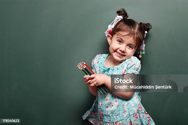 Little Girl Holding Lápiz De Colores Foto de stock y más banco de imágenes de Aprender - Aprender, Belleza, Belleza de la naturaleza