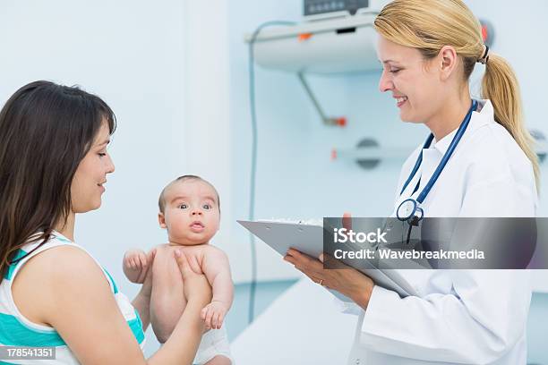 Foto de Mãe Segurando O Bebê Na Sala De Exame e mais fotos de stock de Doutor - Doutor, Bebê, Discussão