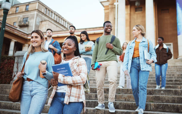 Diversity, students and walking on university steps, school stairs or college campus to morning class. Smile, happy people and bonding education friends in global scholarship opportunity or open day diversidad, estudiantes y caminar por los escalones de la universidad, las escaleras de la escuela o el campus universitario a la clase matutina. sonríe, gente feliz y amigos de educación que se unen en una oportunidad de beca global o en un día de puer