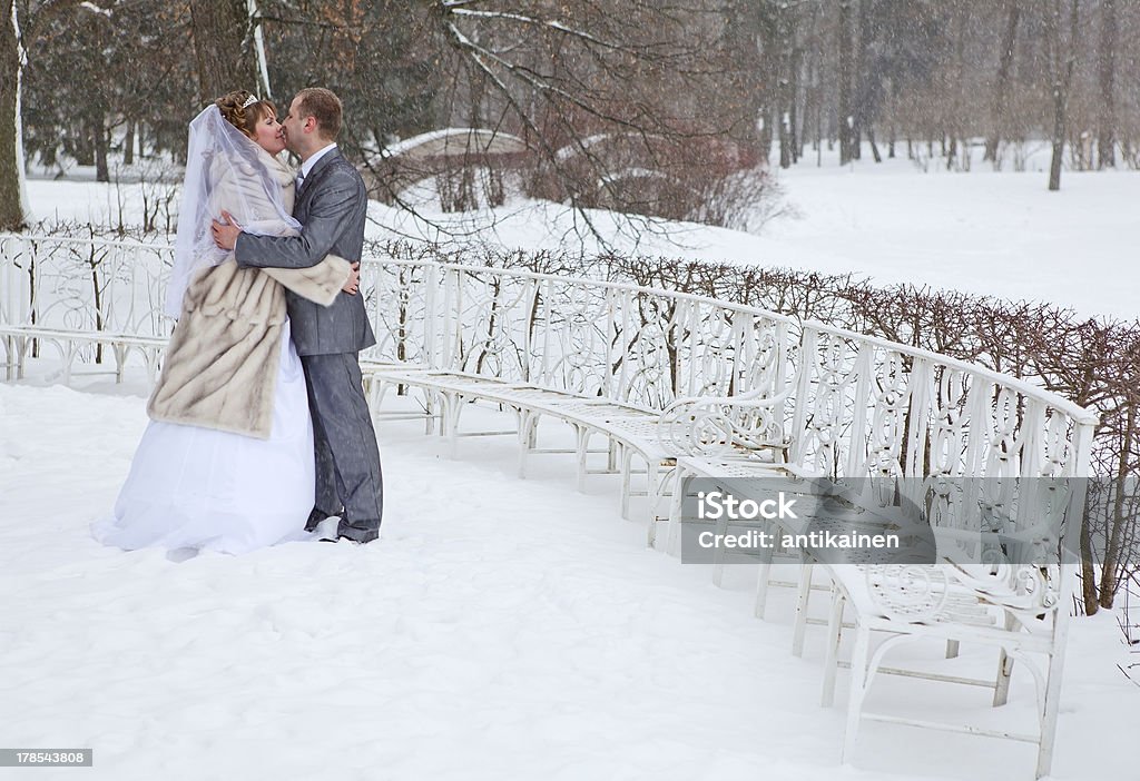 Jeune Caucasien couple russe mariage embrasser dans un parc enneigé - Photo de Adulte libre de droits