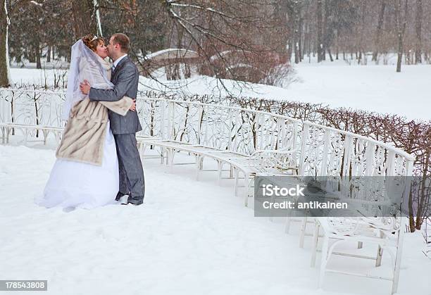 Молодой Свадьба Кавказский Русский Пара Целовать В Снежные Парк — стоковые фотографии и другие картинки Белый