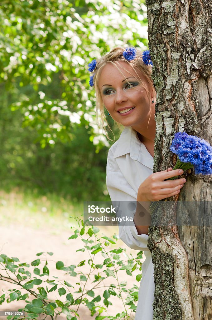 Mulher olhar para fora atrás de uma árvore - Royalty-free Adulto Foto de stock