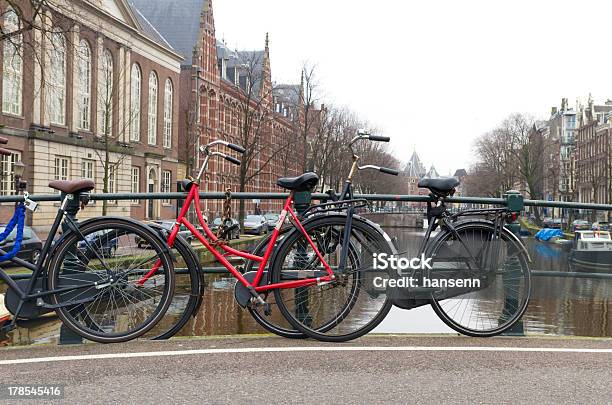 Fahrräder Auf Brücke Stockfoto und mehr Bilder von Amsterdam - Amsterdam, Brücke, Bunt - Farbton