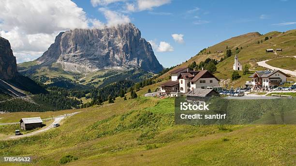 Photo libre de droit de Gardena Pass banque d'images et plus d'images libres de droit de Alpes européennes - Alpes européennes, Col de montagne, Couleur verte