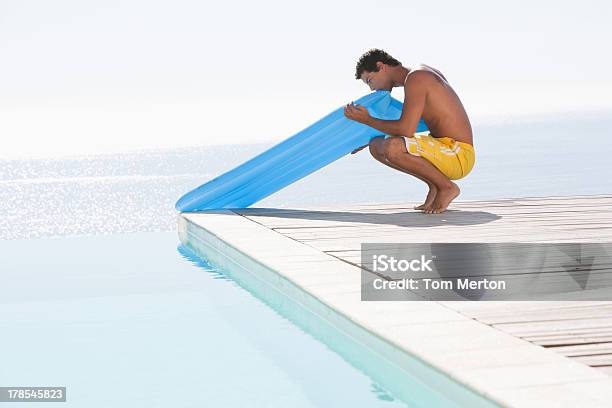 Photo libre de droit de Homme Avec Lappareil De Flottaison Plein Air banque d'images et plus d'images libres de droit de 20-24 ans - 20-24 ans, Adulte, Beauté de la nature