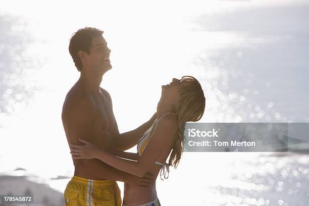 Perfil De Hombre Y Mujer En Swimsuits Acogedor Al Aire Libre Foto de stock y más banco de imágenes de 20-24 años