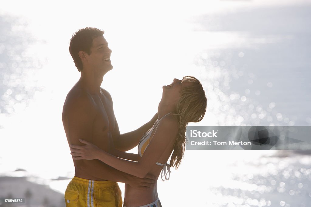 Силуэт мужчины и женщины в купальники Обнимать на открытом воздухе - Стоковые фото 20-24 года роялти-фри