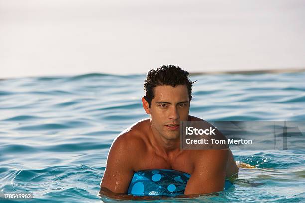 Photo libre de droit de Homme Avec Ballon Gonflable Dans La Piscine banque d'images et plus d'images libres de droit de Sphère - Sphère, Équilibre, 20-24 ans