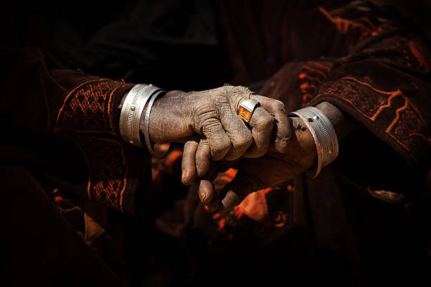 mãos de uma mulher nomad no deserto - tuareg - fotografias e filmes do acervo